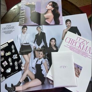 Itzy checkmate album with photo cards
